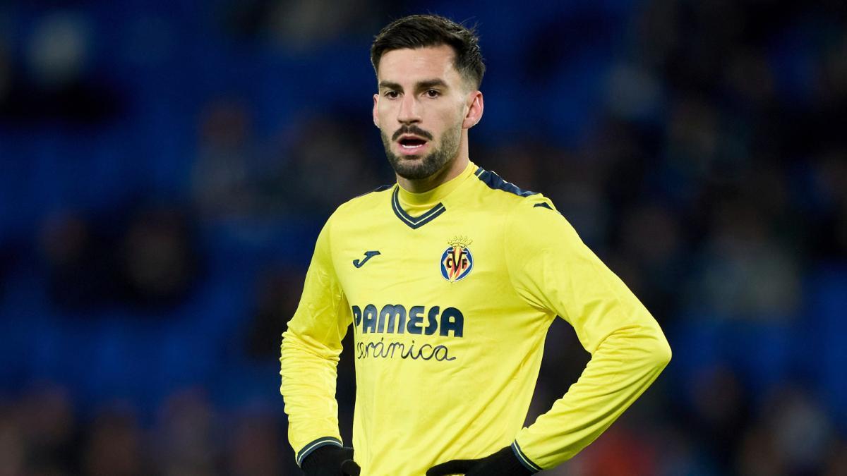 Baena with his hands on hips.